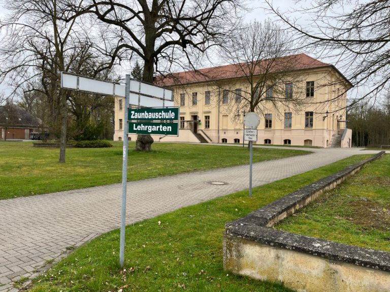 Zaunbau für wolfsabweisenden Herdenschutz
